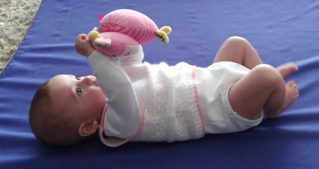 Conviene dejar al bebé en el suelo, pero ¿en qué postura?